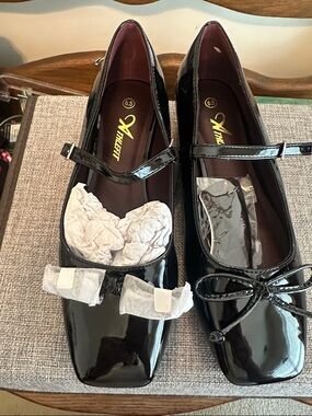 Athlefit Women's Patent Mary Jane Flats - Black